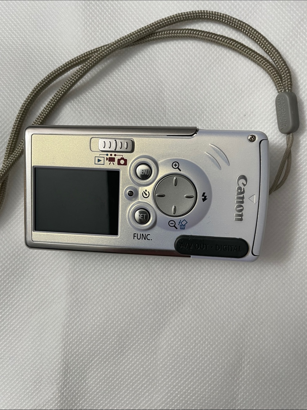 Canon PowerShot SD100 Silver Digital Camera with Charger & Cables - Picture 4 of 10
